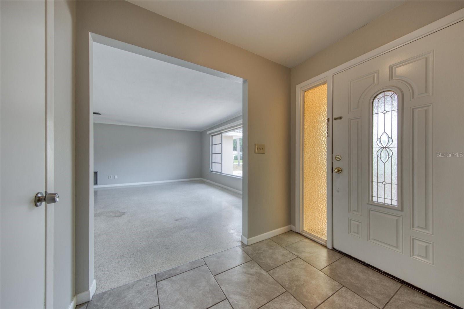 1901 DOLPHIN DR — photo 3