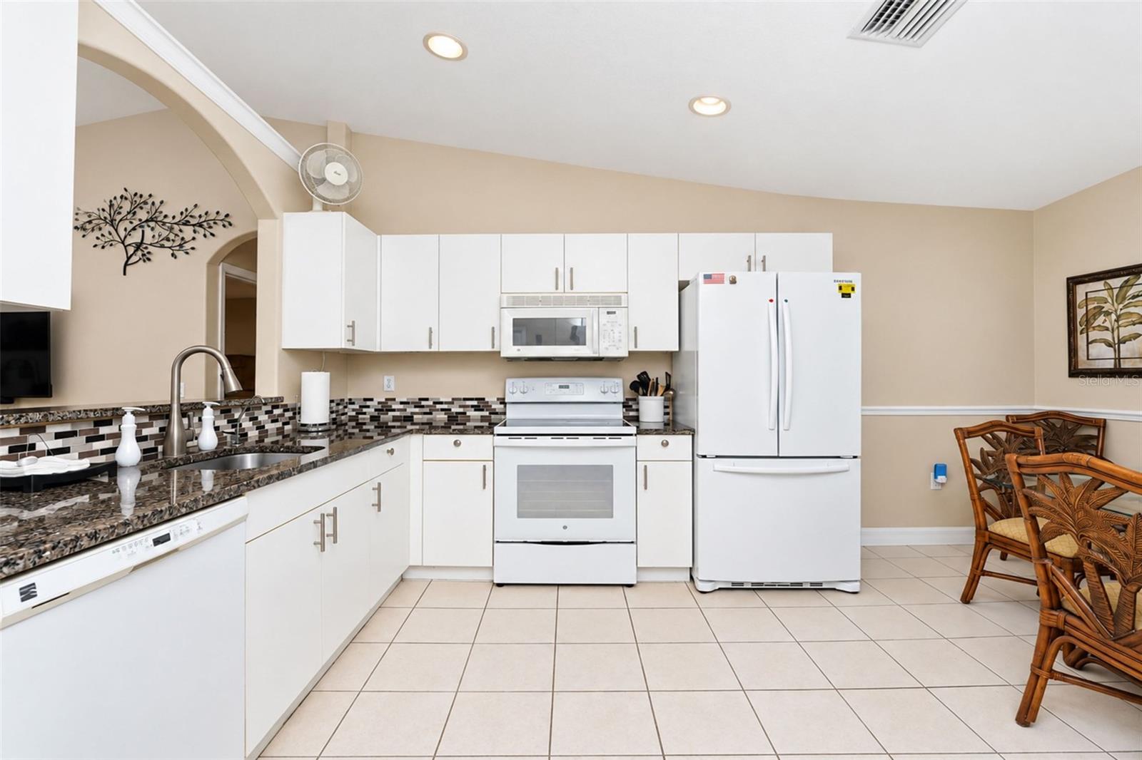 3877 LAVILLA AVE — photo 26