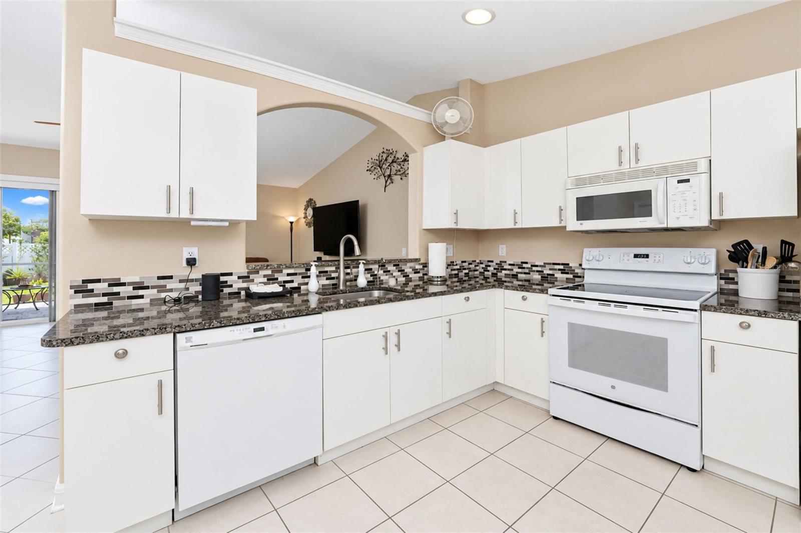 3877 LAVILLA AVE — photo 27