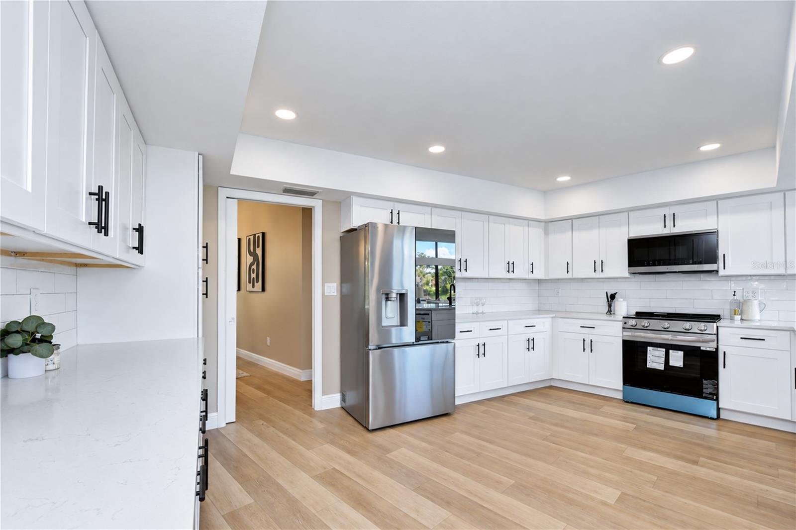 806 SANDRINGHAM LN — photo 15