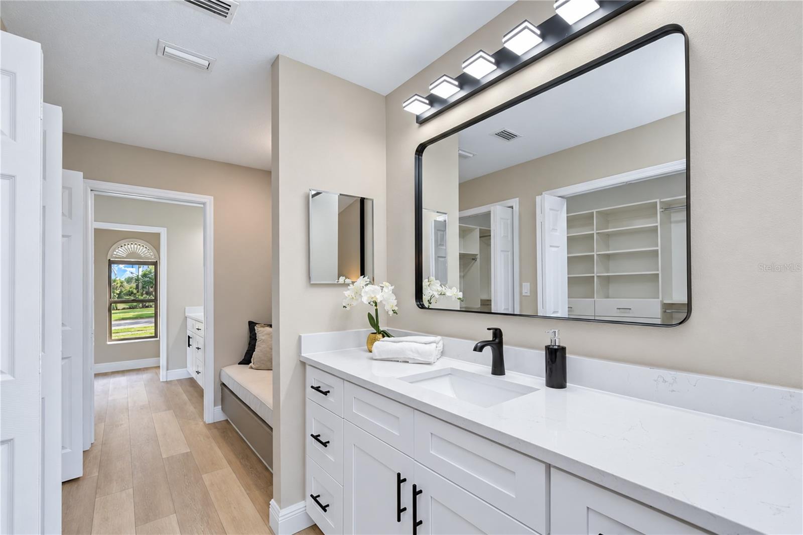 806 SANDRINGHAM LN — photo 22