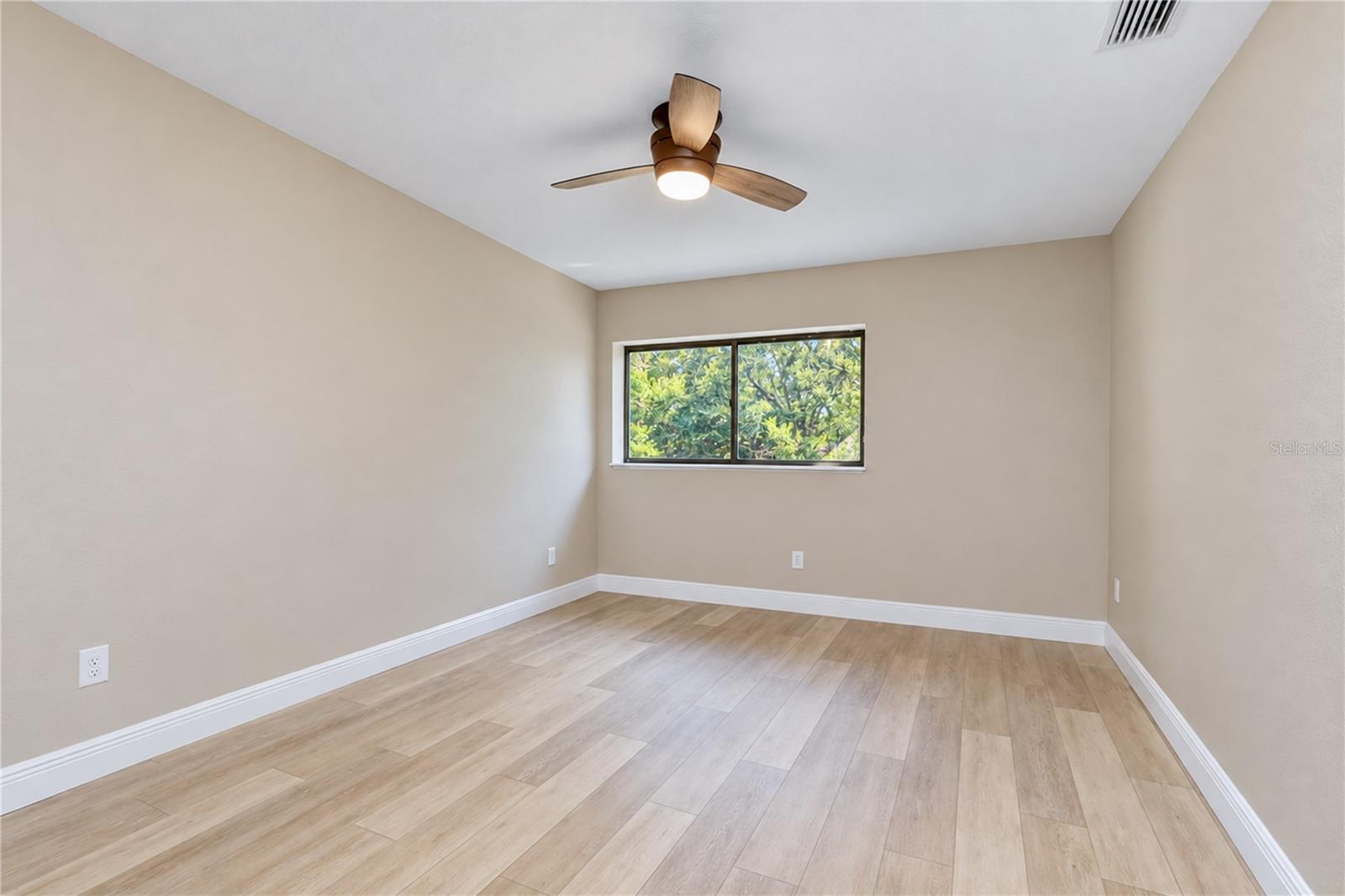 806 SANDRINGHAM LN — photo 32