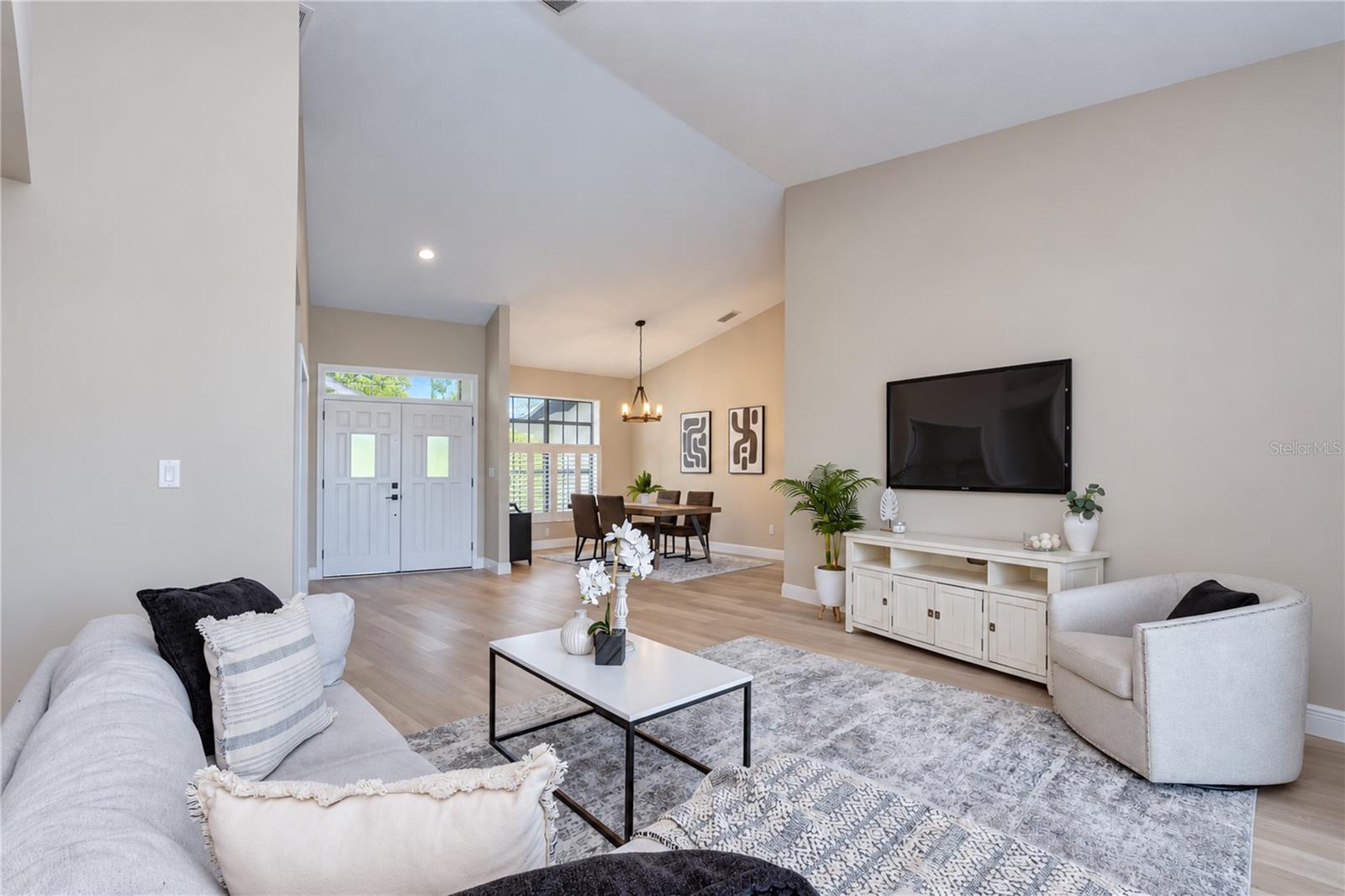 806 SANDRINGHAM LN — photo 11
