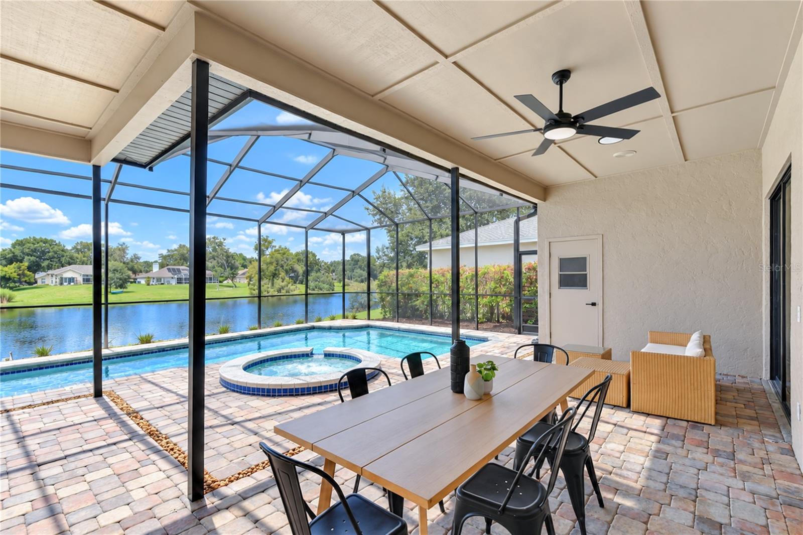 806 SANDRINGHAM LN — photo 33