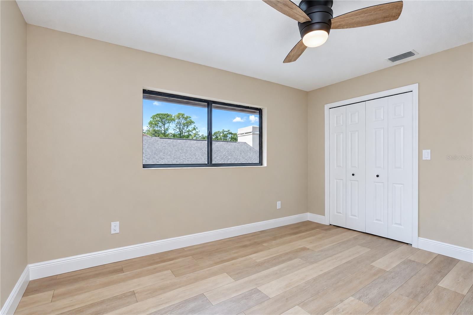 806 SANDRINGHAM LN — photo 30