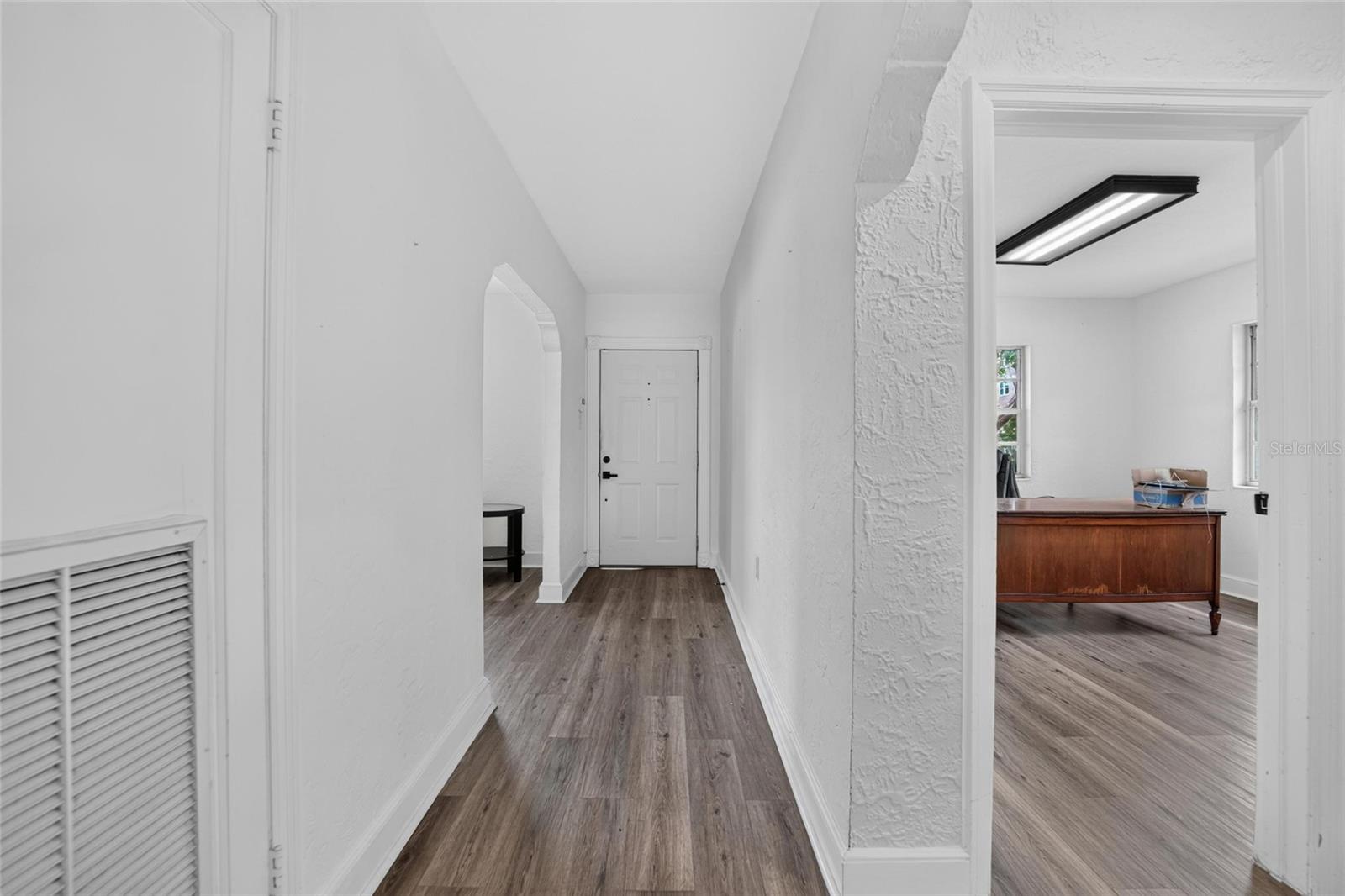 902 N ARMENIA AVE — photo 9