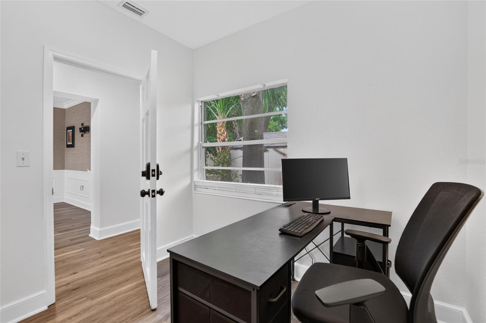 902 N ARMENIA AVE — photo 25