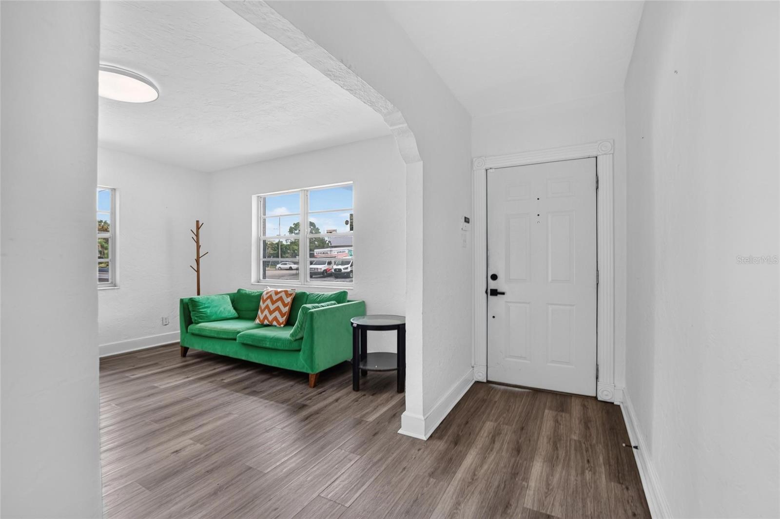 902 N ARMENIA AVE — photo 6