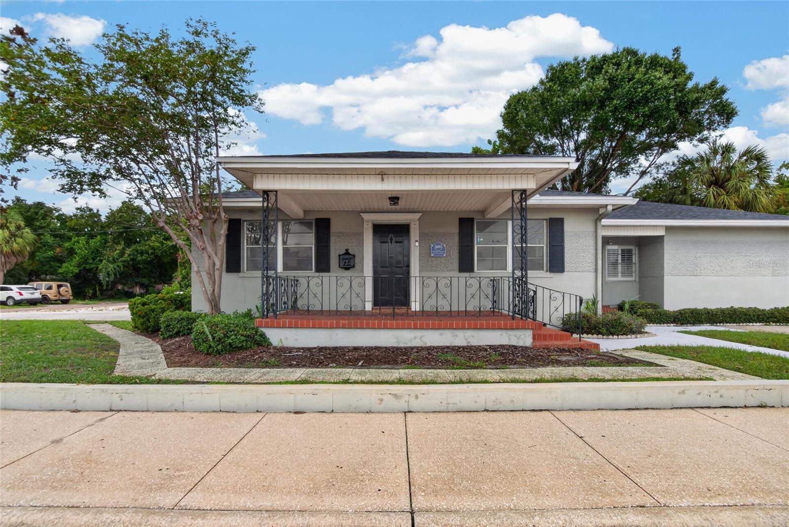 902 N ARMENIA AVE — photo 2