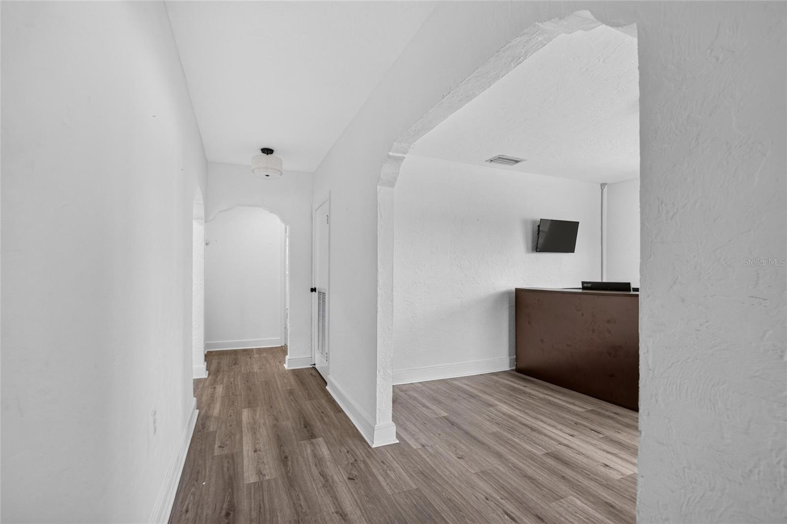 902 N ARMENIA AVE — photo 5