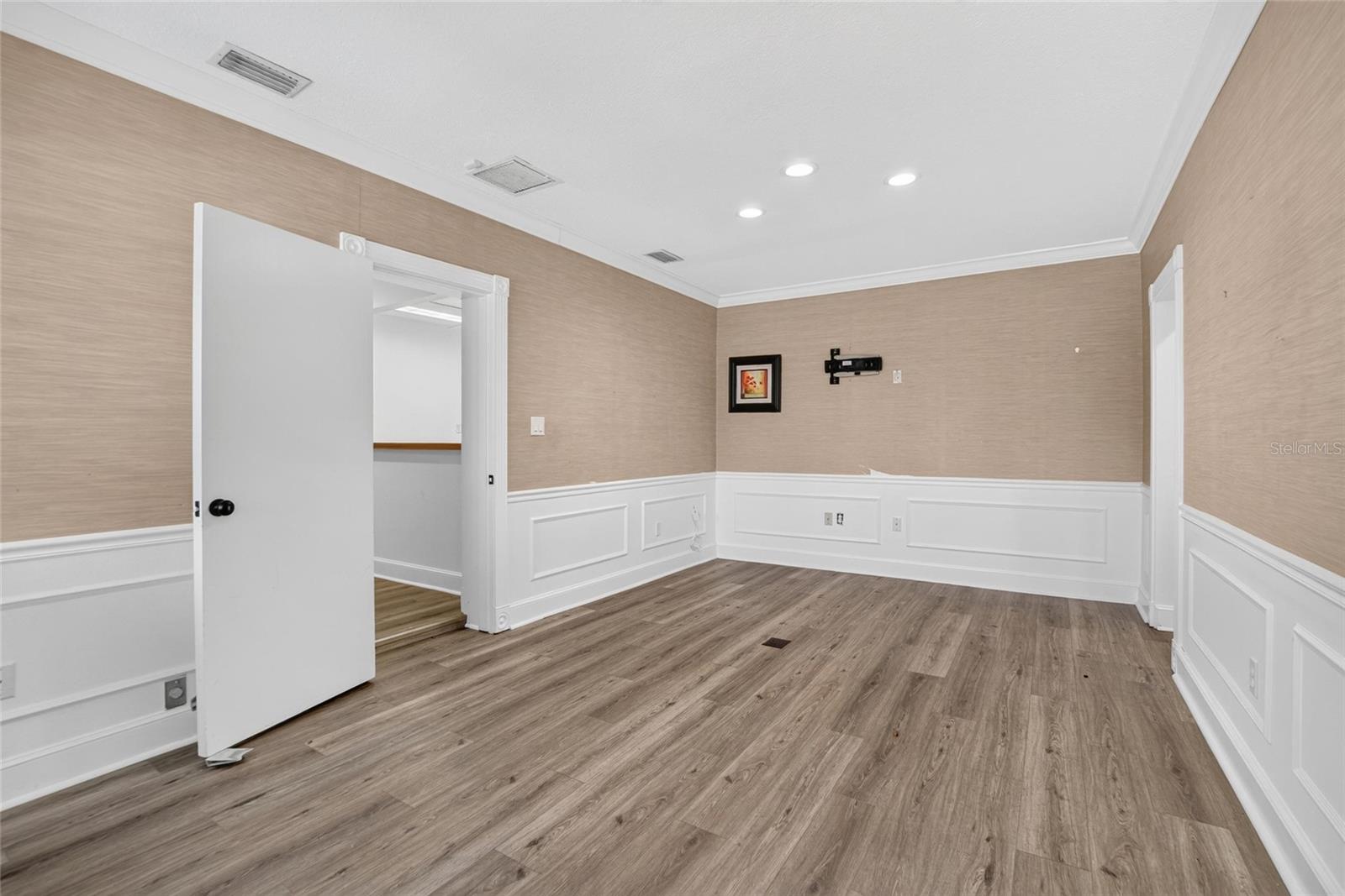 902 N ARMENIA AVE — photo 23