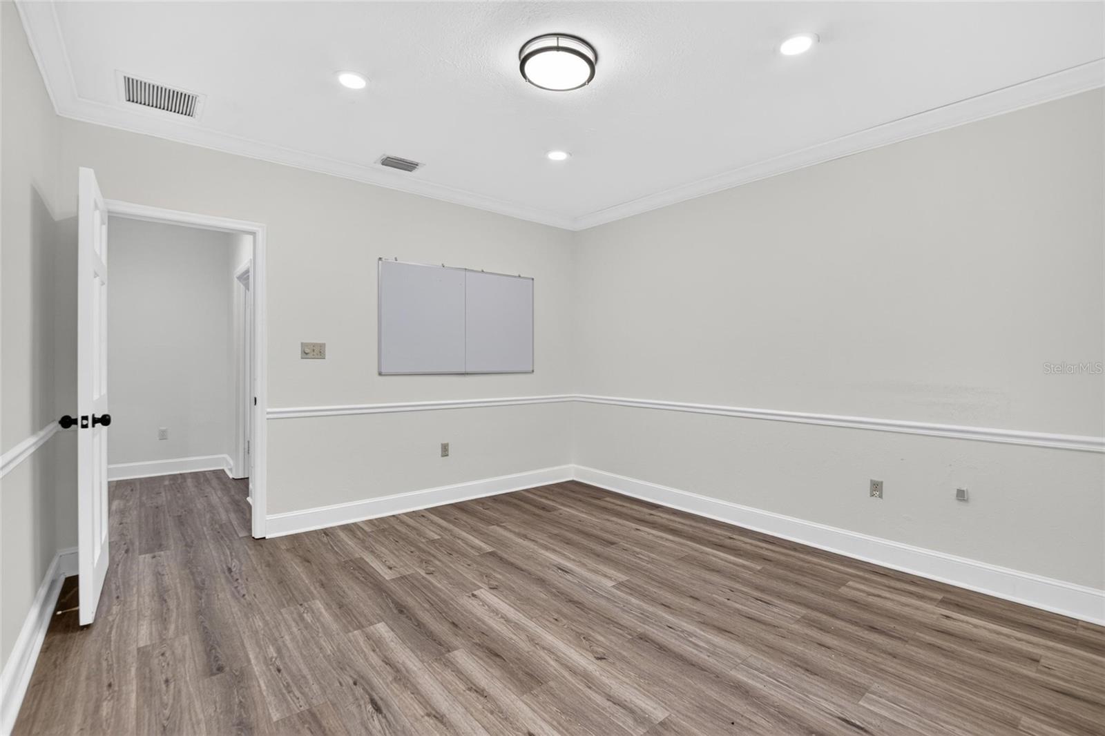 902 N ARMENIA AVE — photo 27