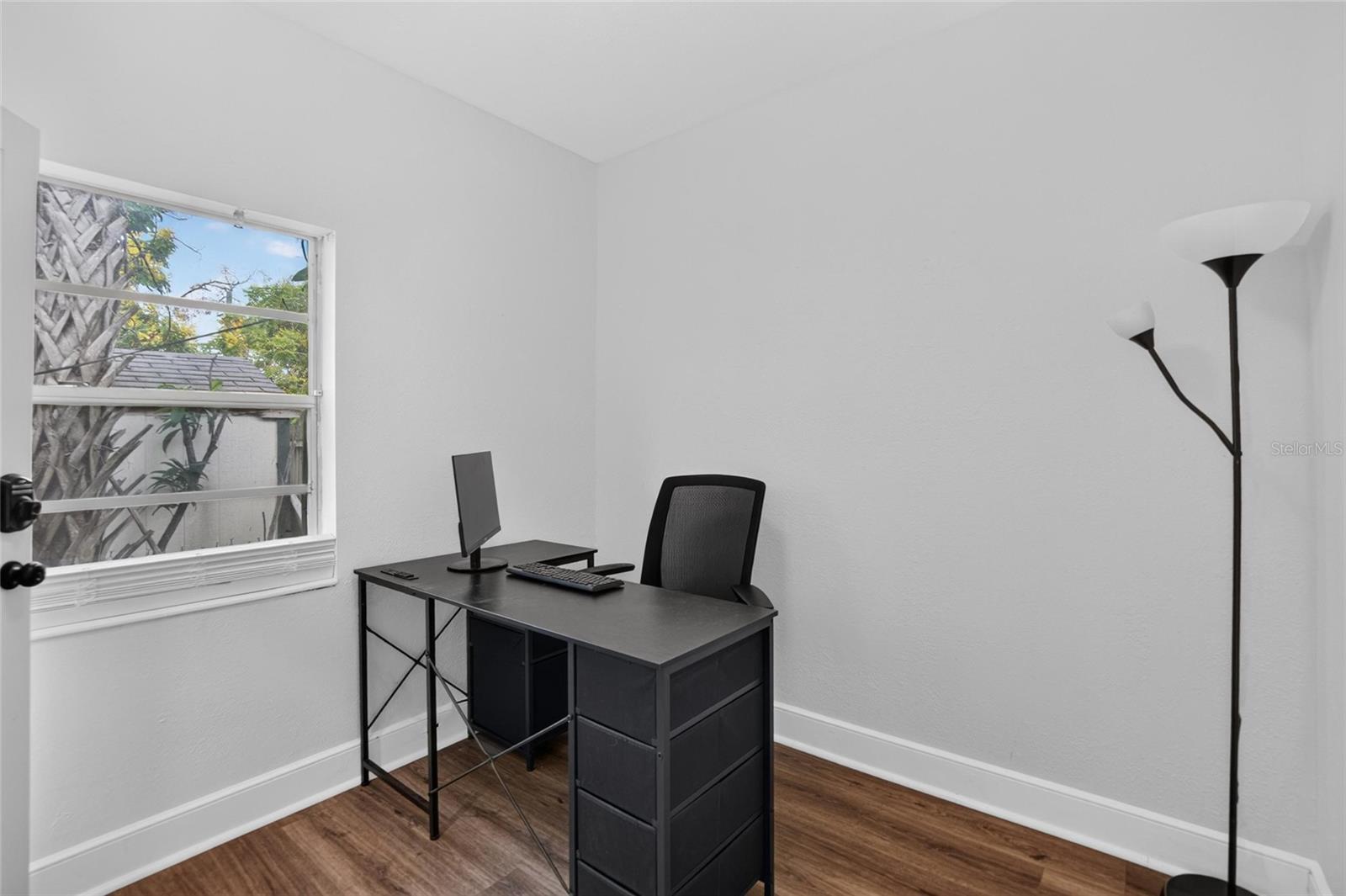 902 N ARMENIA AVE — photo 24