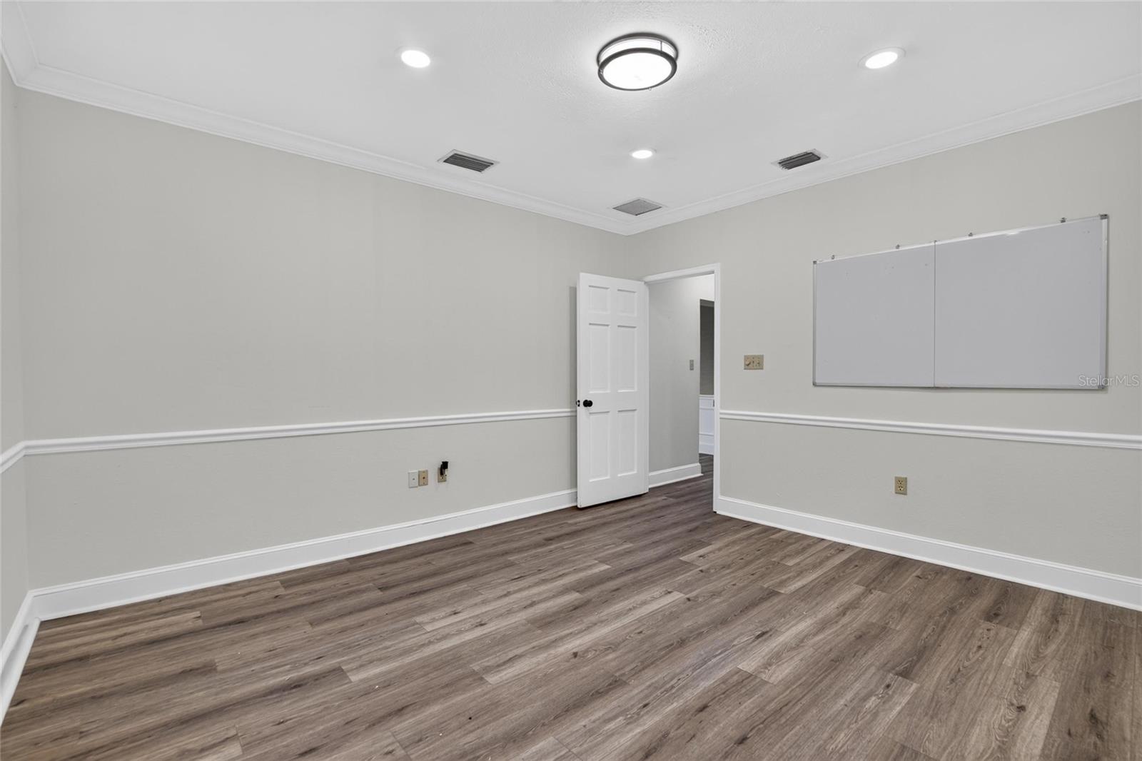 902 N ARMENIA AVE — photo 29