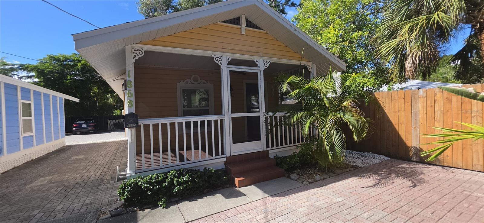 1868 LAUREL ST — photo 3