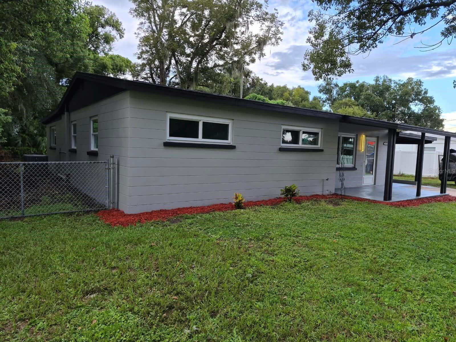 1810 E CAROL DR — photo 3
