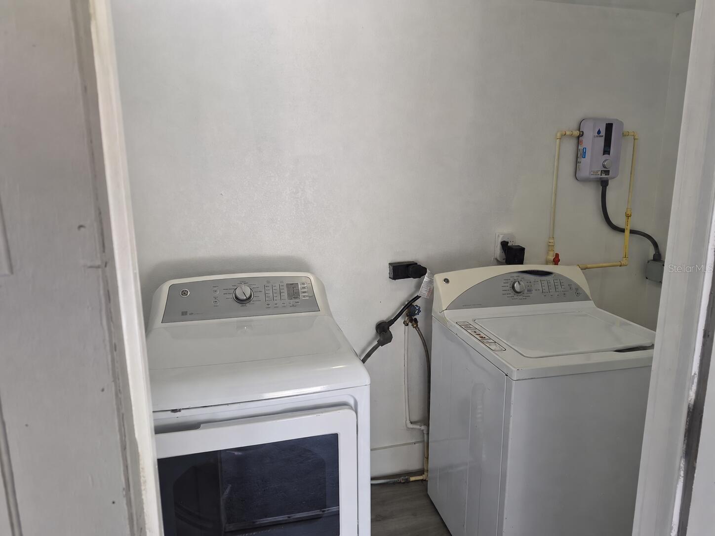 1810 E CAROL DR — photo 32