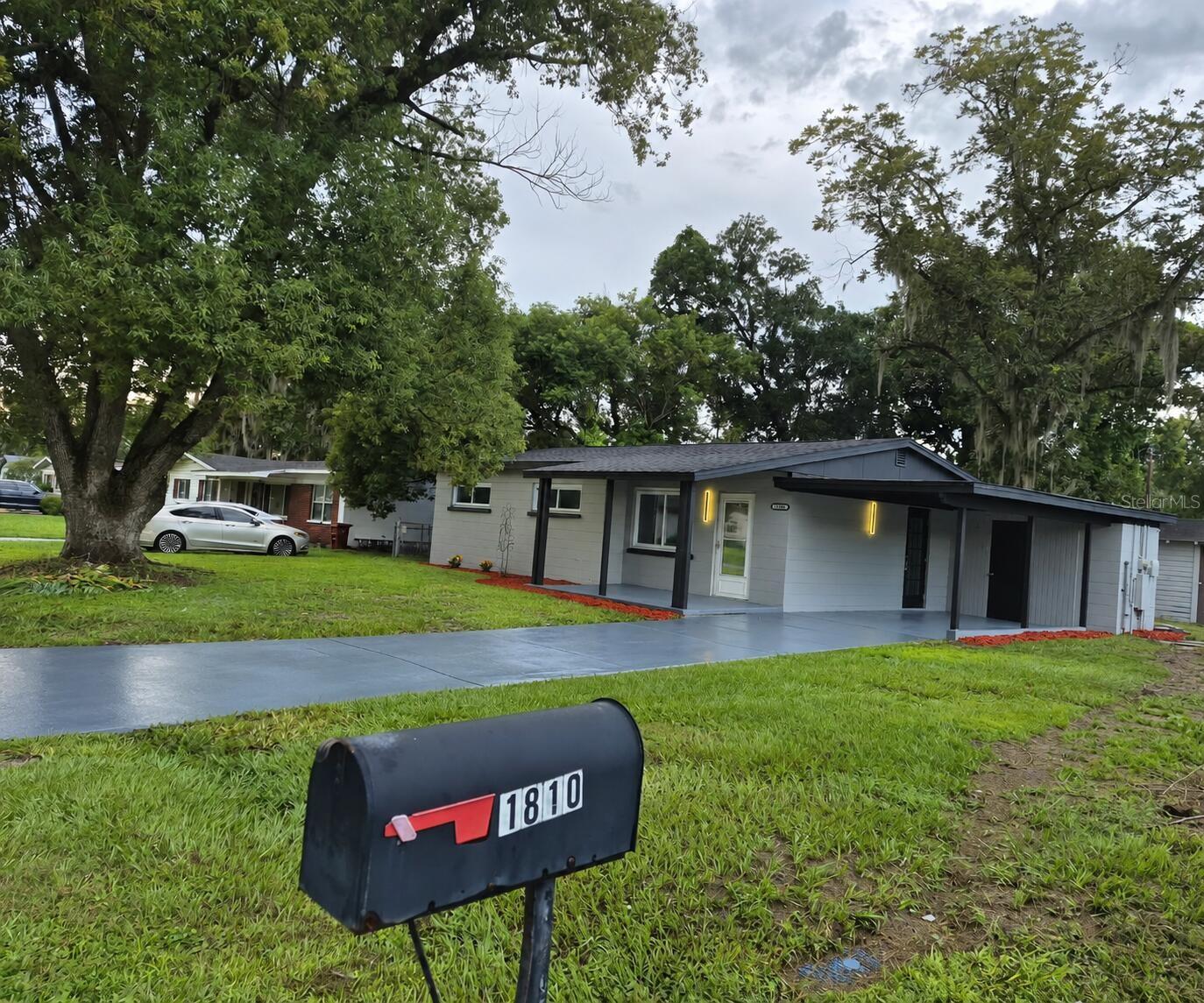 1810 E CAROL DR — photo 2