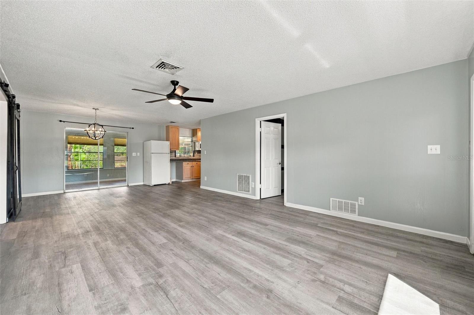 3036 SHAMROCK DR — photo 4