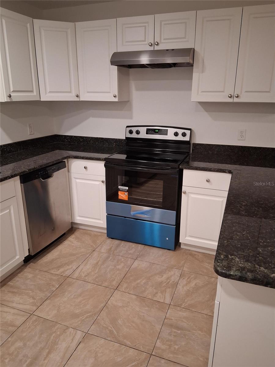 15301 W POND WOODS DR #303 — photo 4