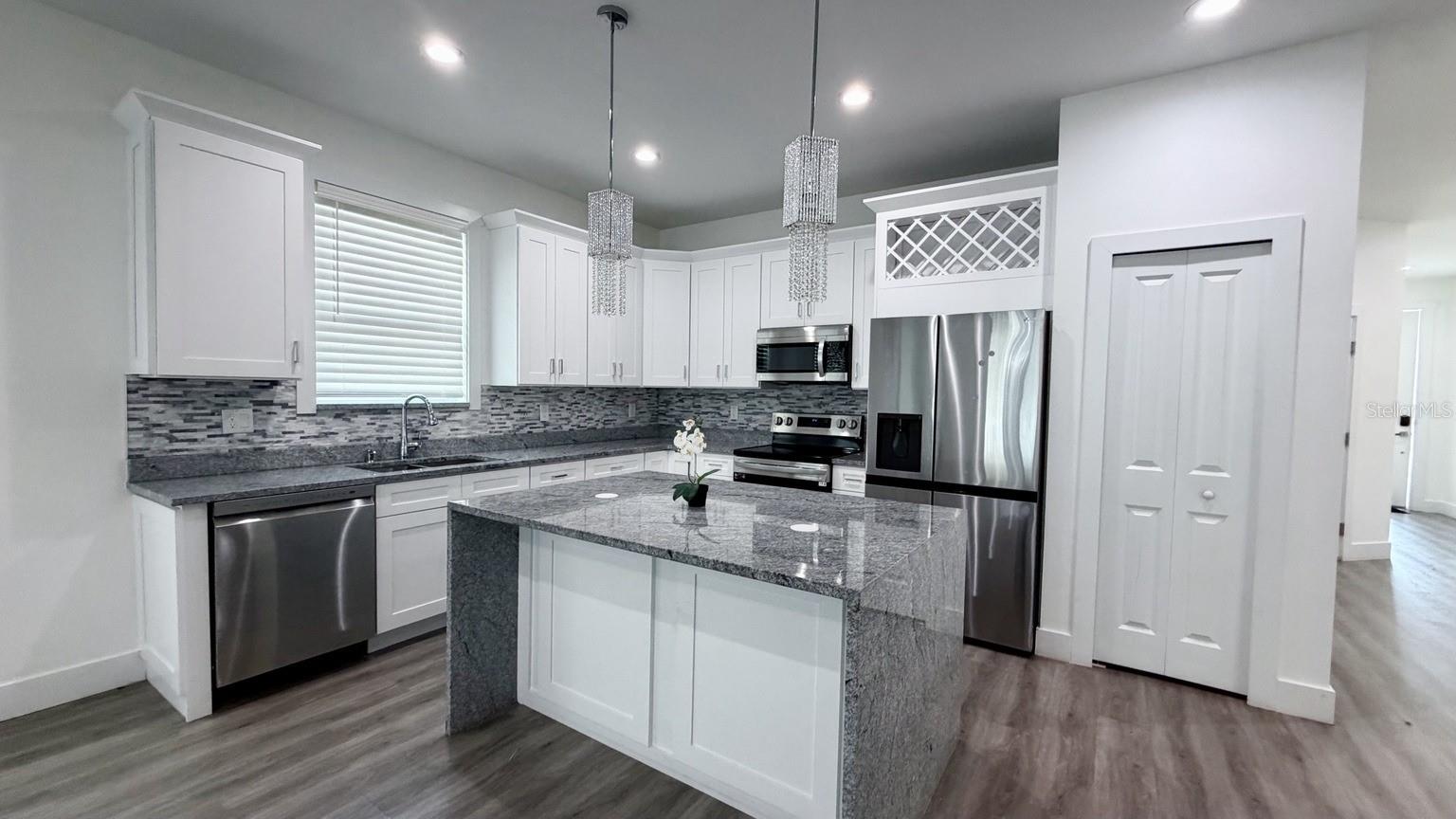 1409 W WOOD ST — photo 11