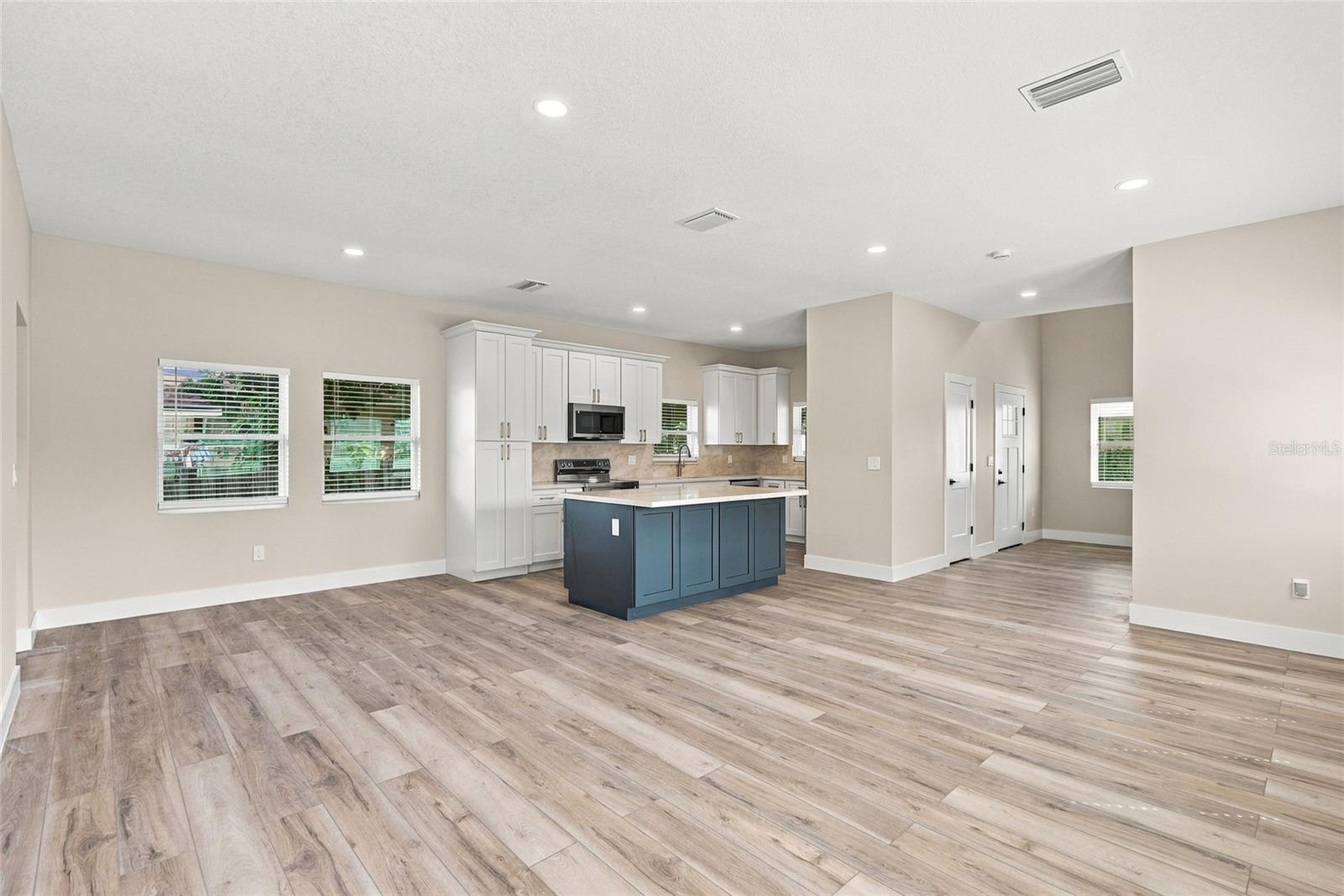 1002 E OSBORNE AVE — photo 4