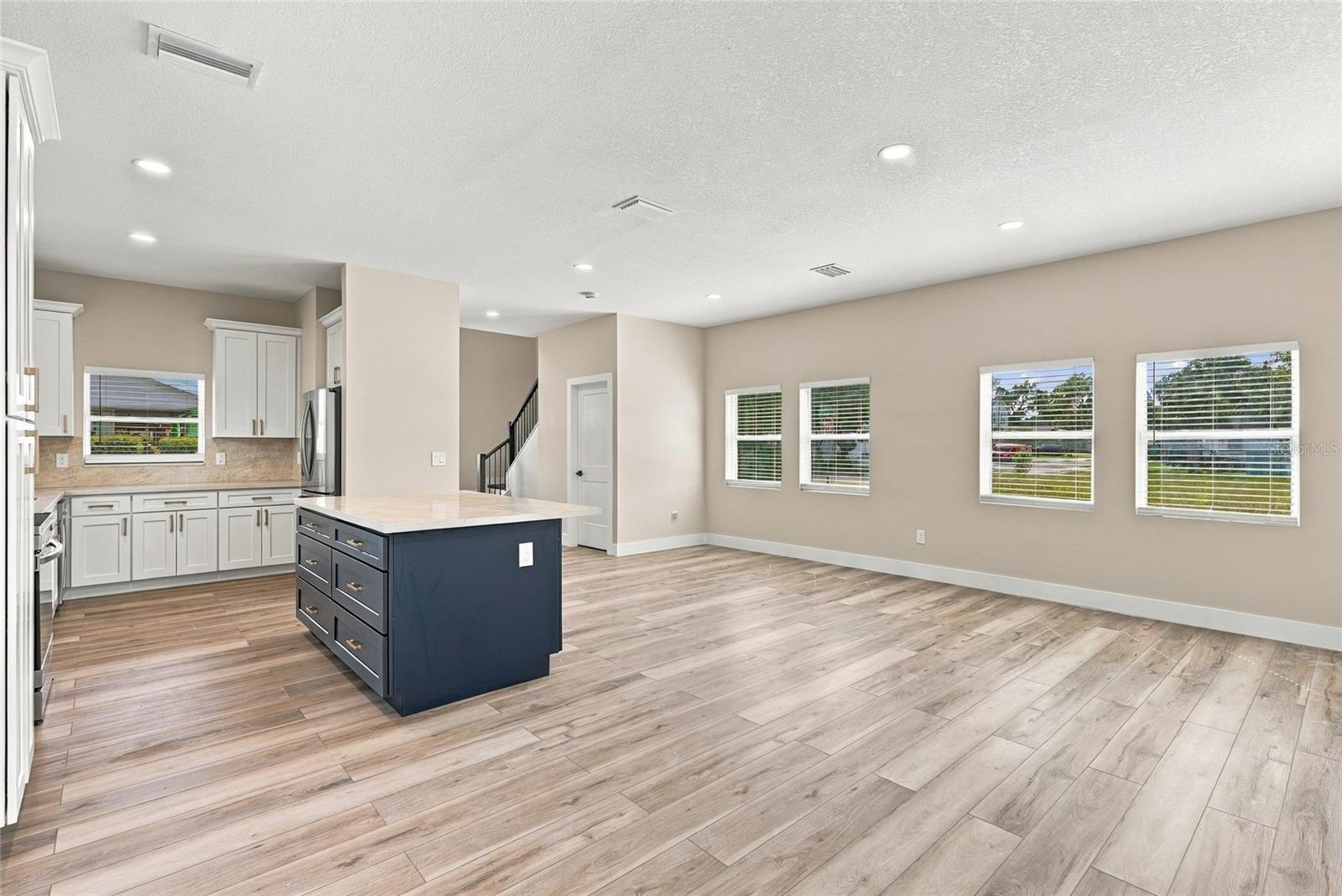 1002 E OSBORNE AVE — photo 5