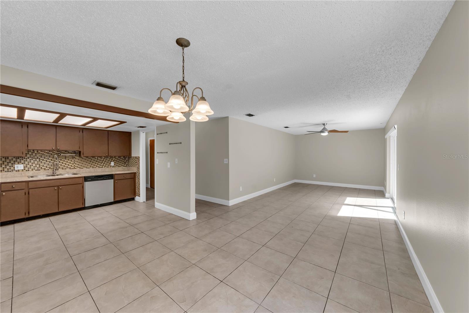 9602 HIDDEN OAKS CIR — photo 8