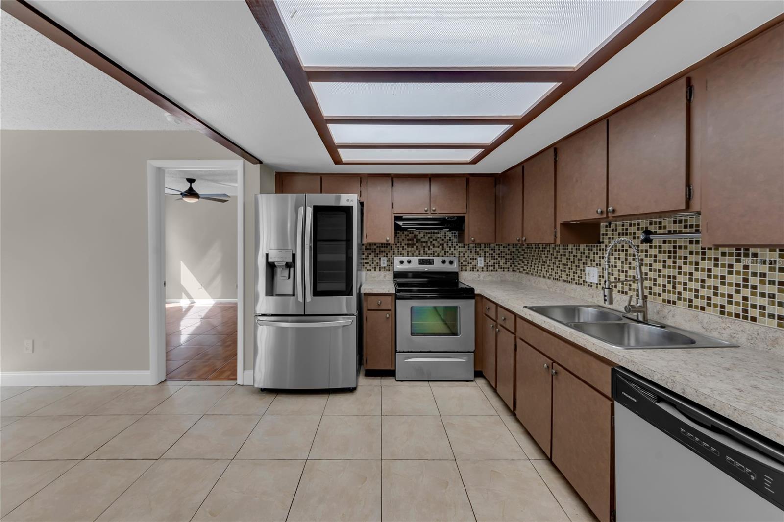 9602 HIDDEN OAKS CIR — photo 4