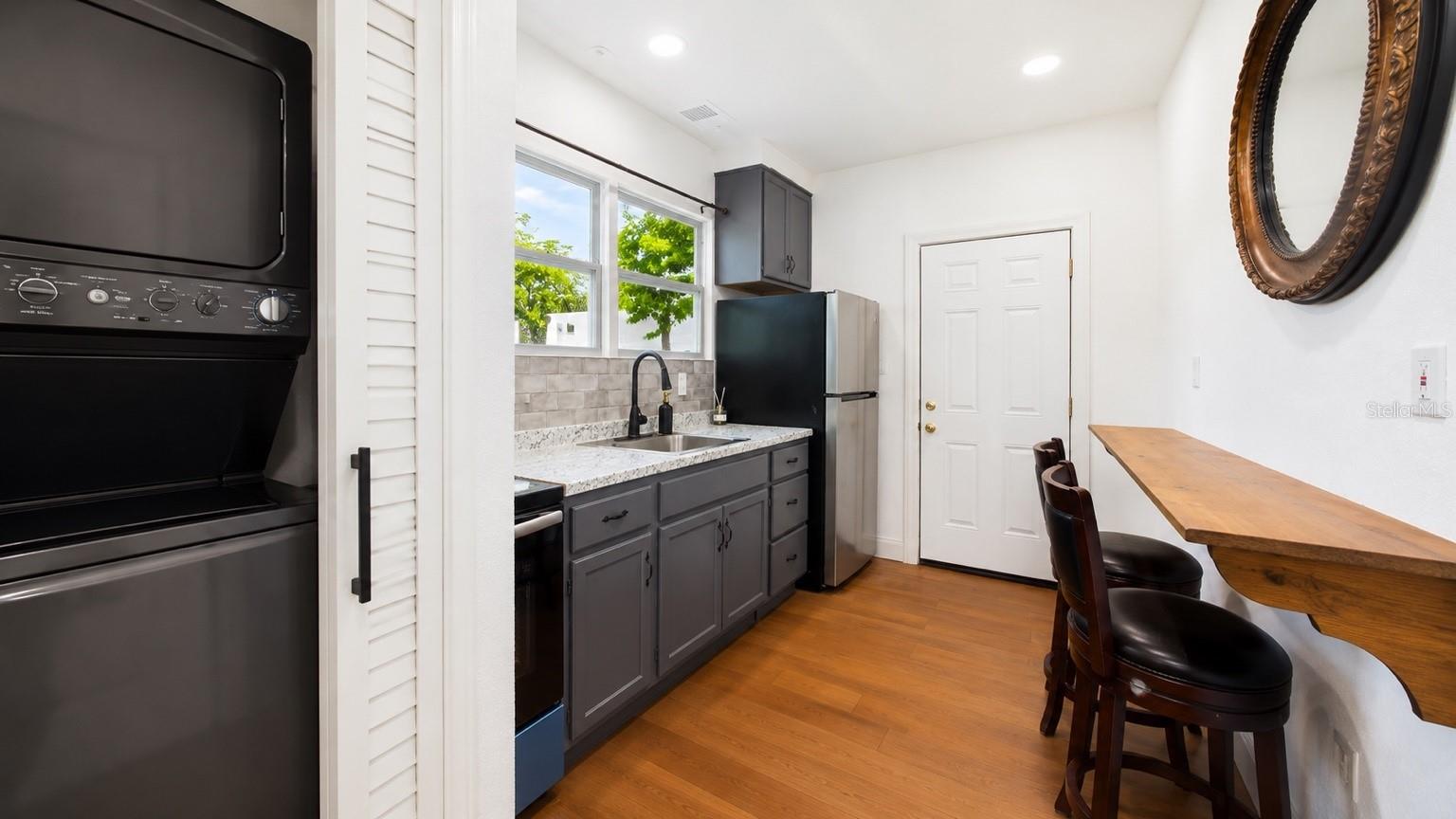 2610 W CYPRESS ST — photo 2