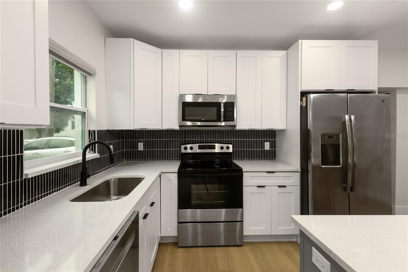 910 E OSBORNE AVE — photo 4