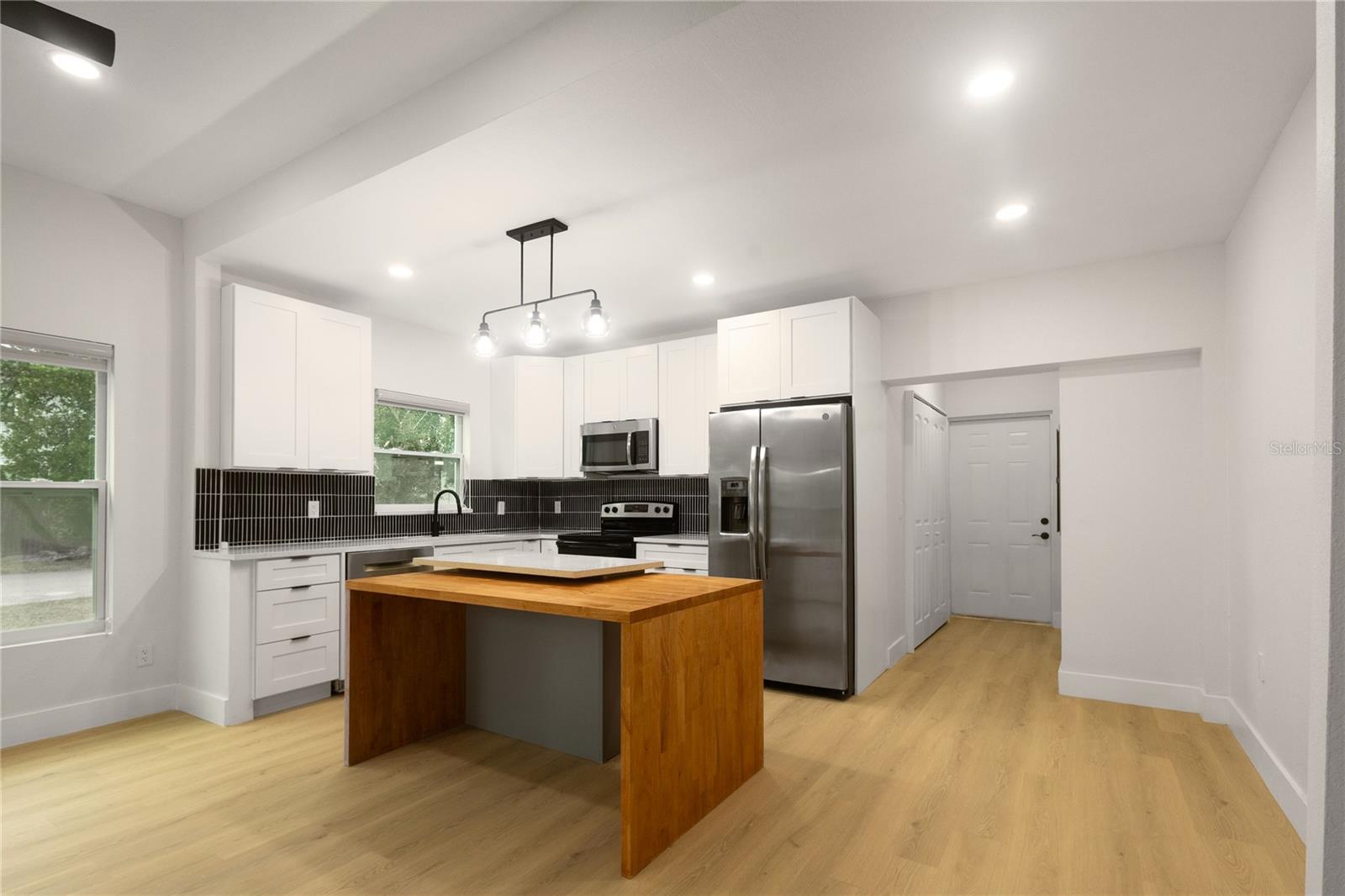 910 E OSBORNE AVE — photo 5
