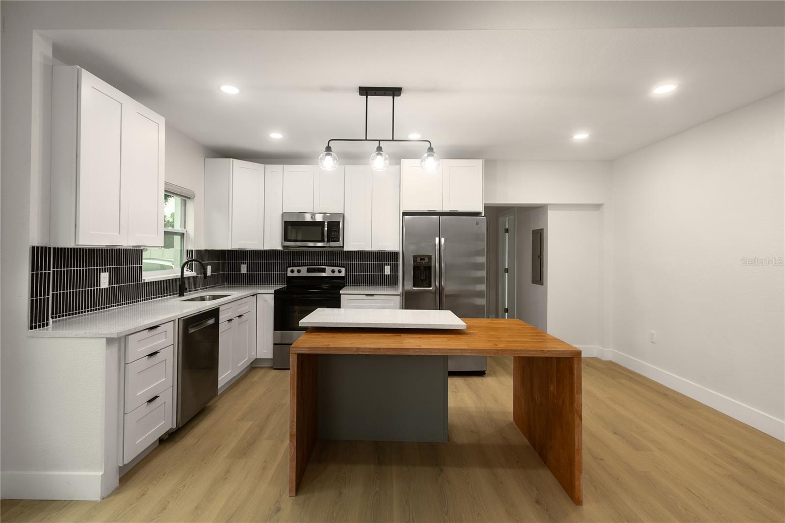 910 E OSBORNE AVE — photo 3