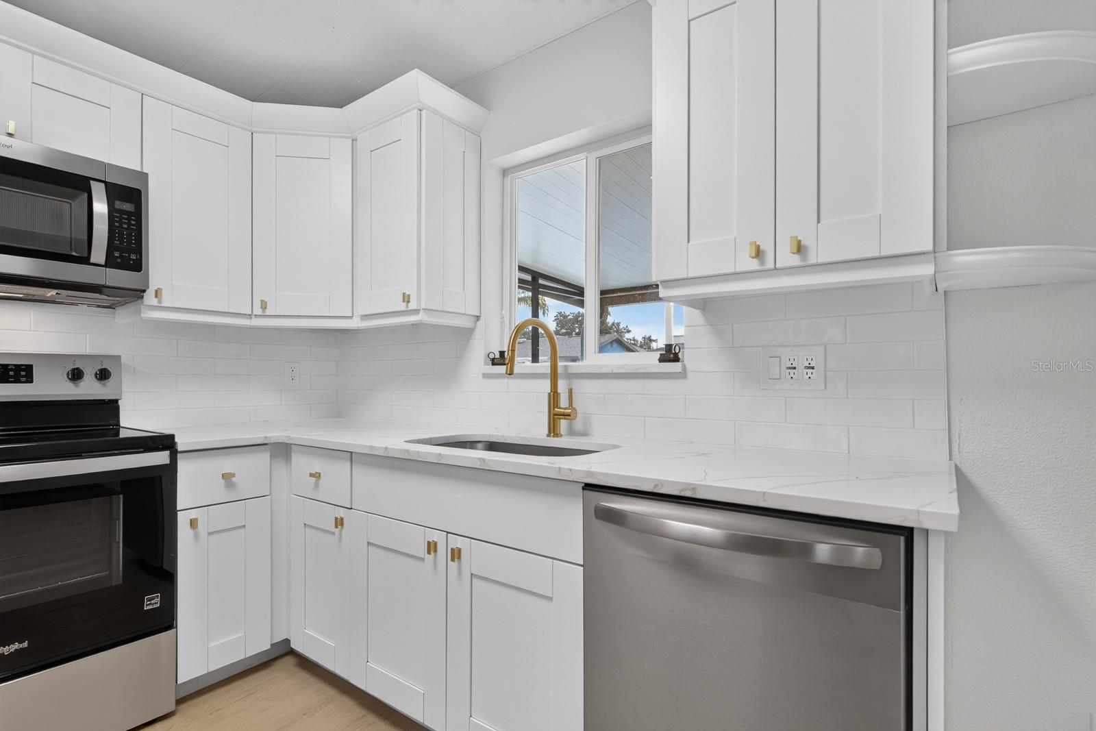 403 EVERGREEN DR — photo 26