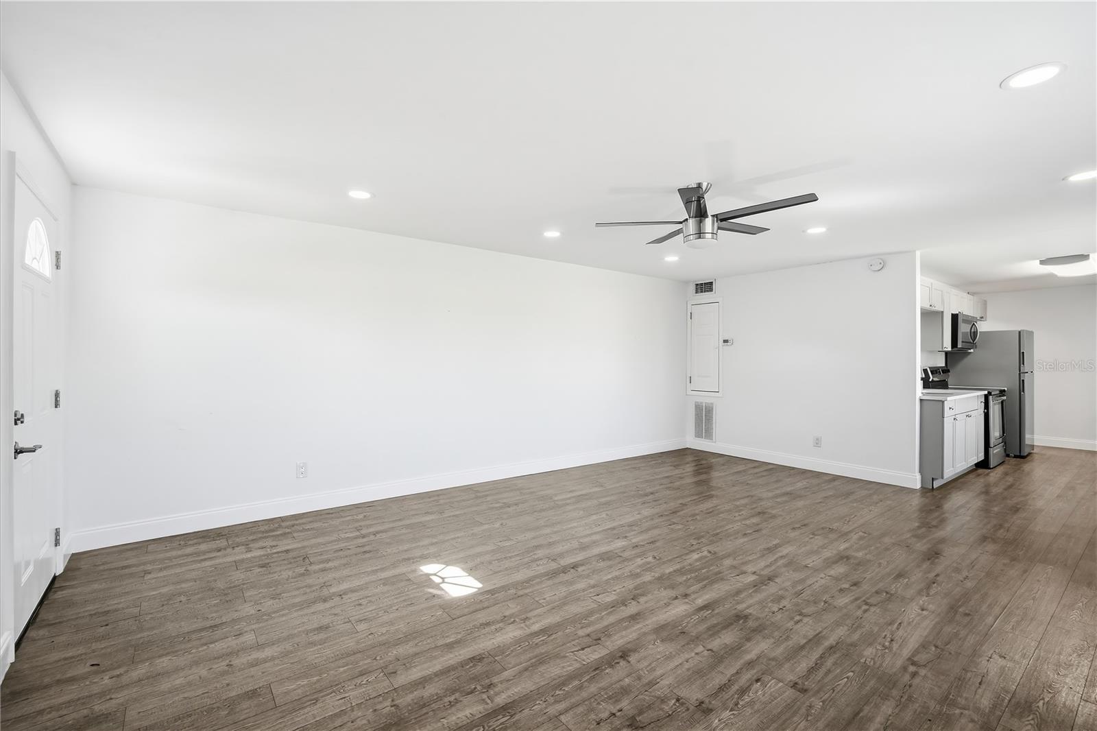 939 OAKFIELD DR — photo 7