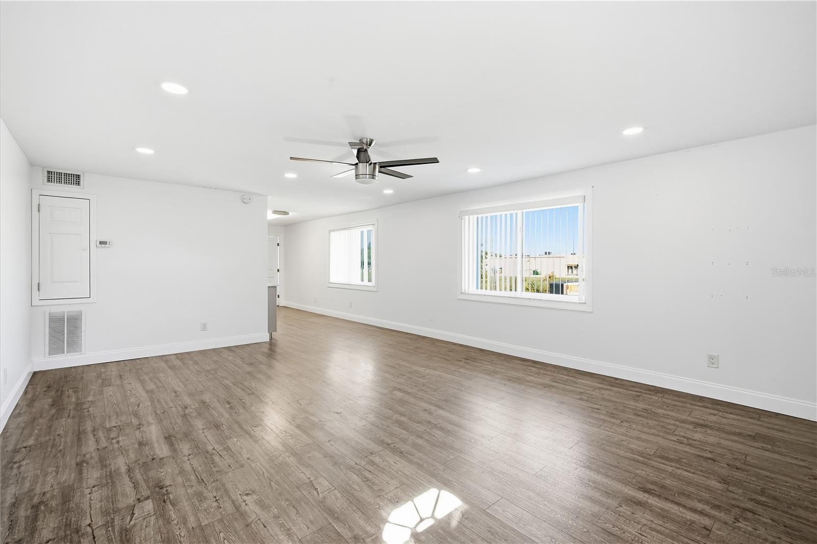 939 OAKFIELD DR — photo 6