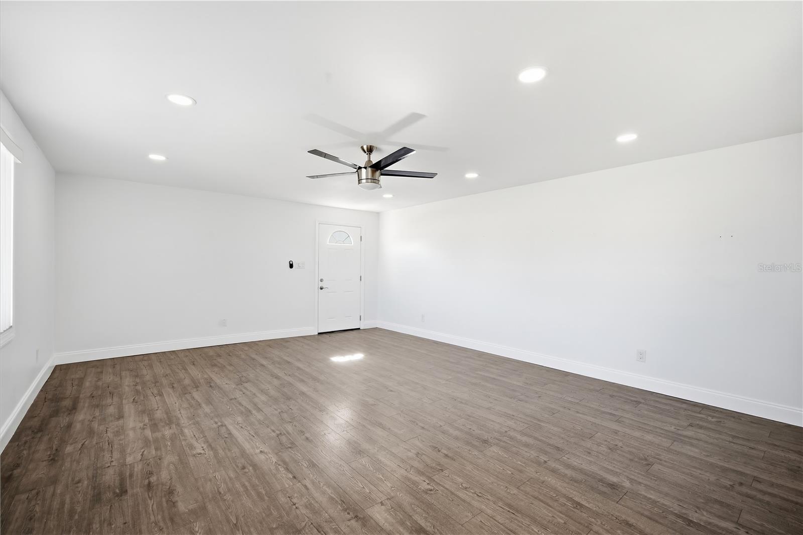 939 OAKFIELD DR — photo 8