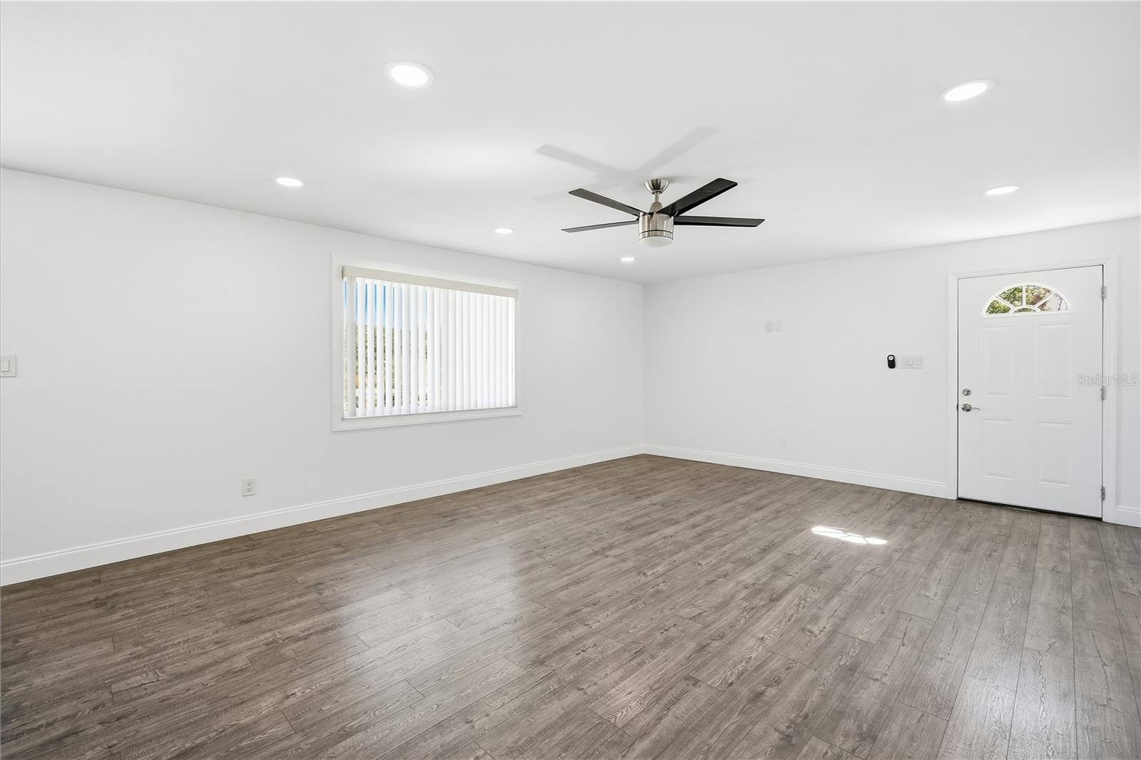 939 OAKFIELD DR — photo 9