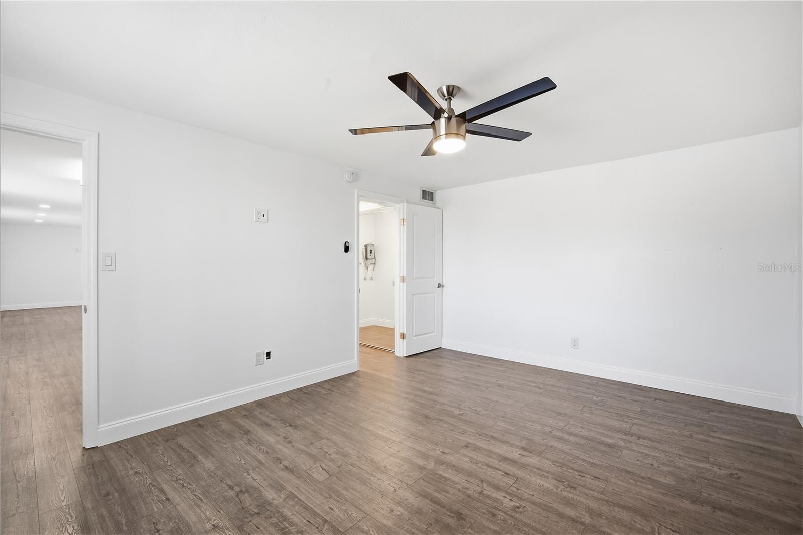 939 OAKFIELD DR — photo 16