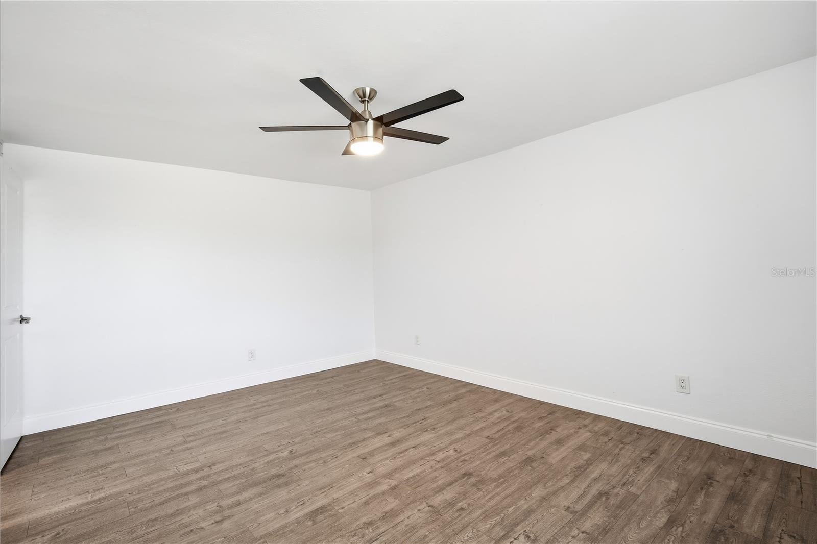 939 OAKFIELD DR — photo 15