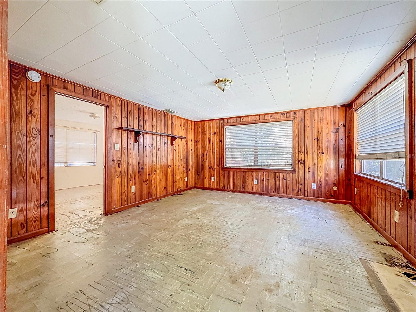 331 MARIE ST — photo 17