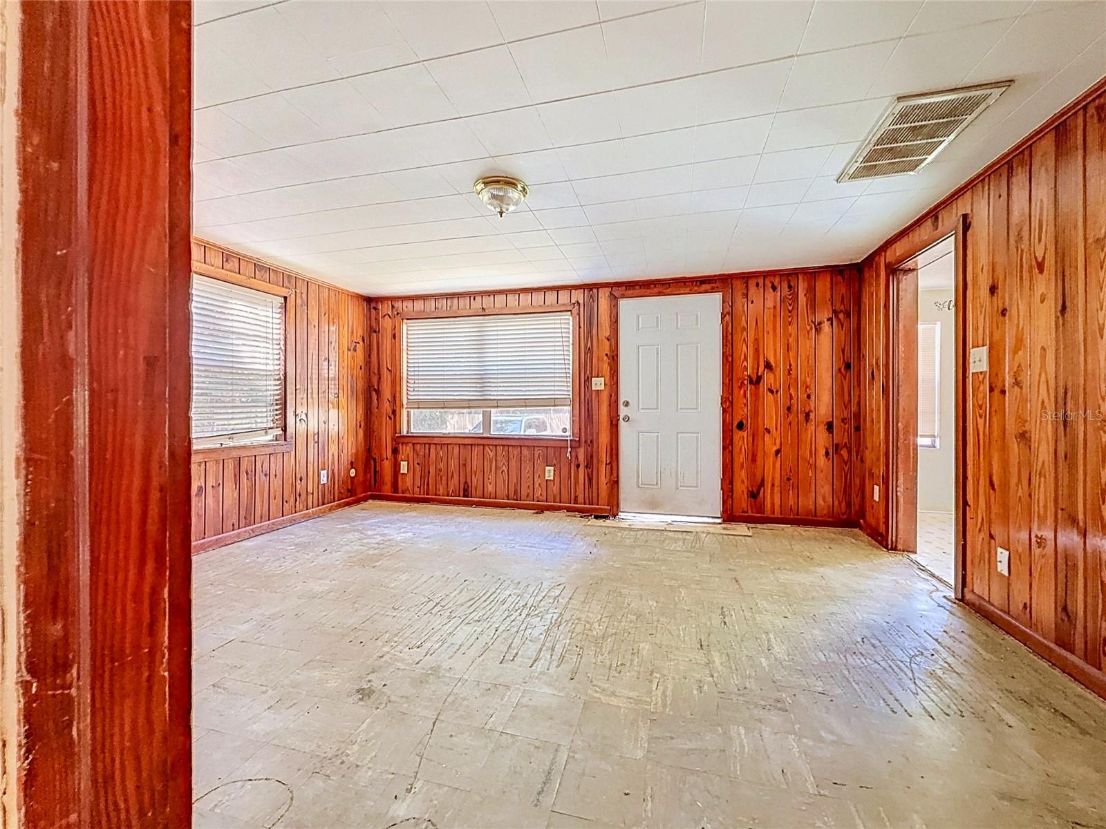 331 MARIE ST — photo 3