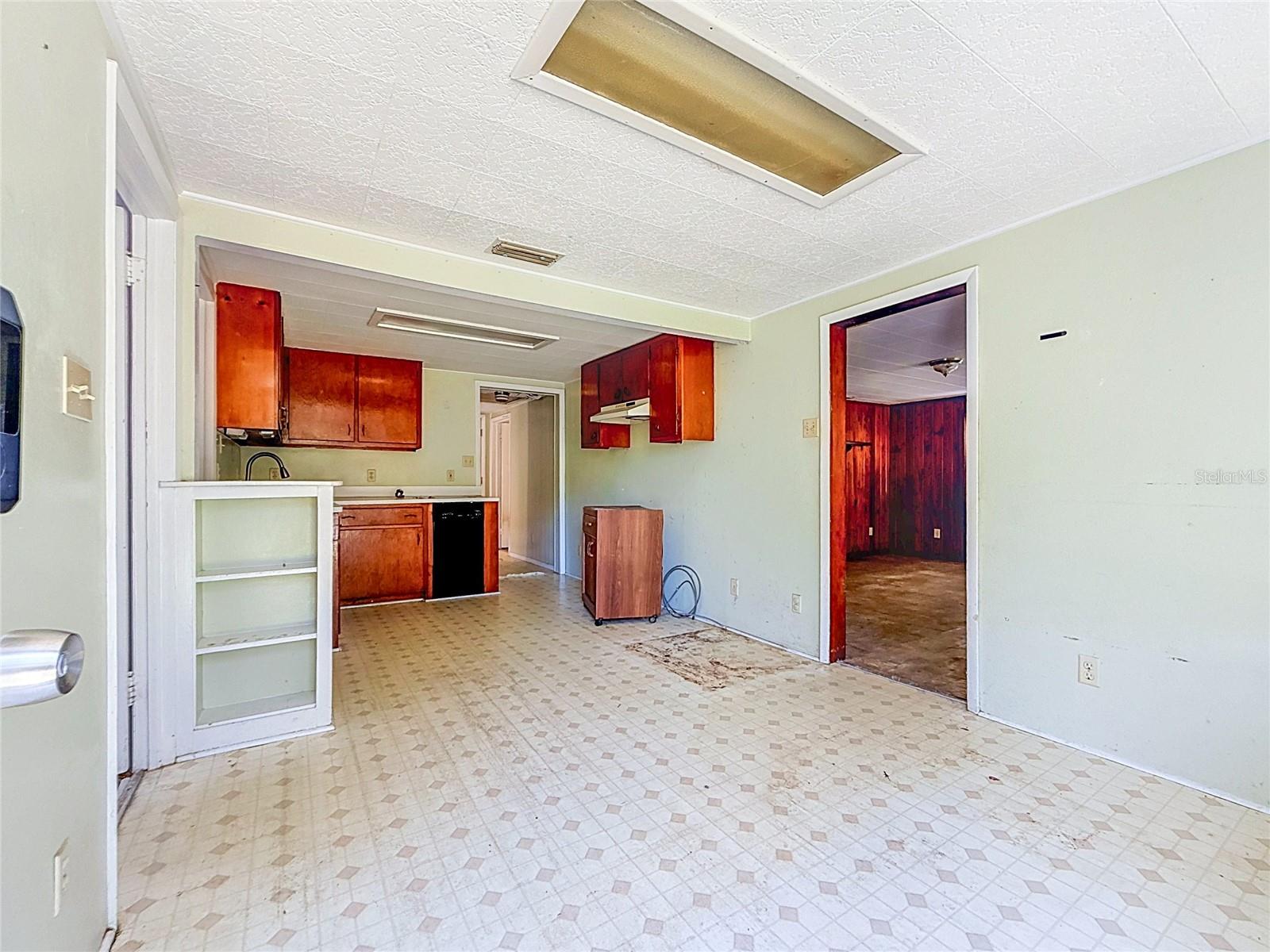 331 MARIE ST — photo 10