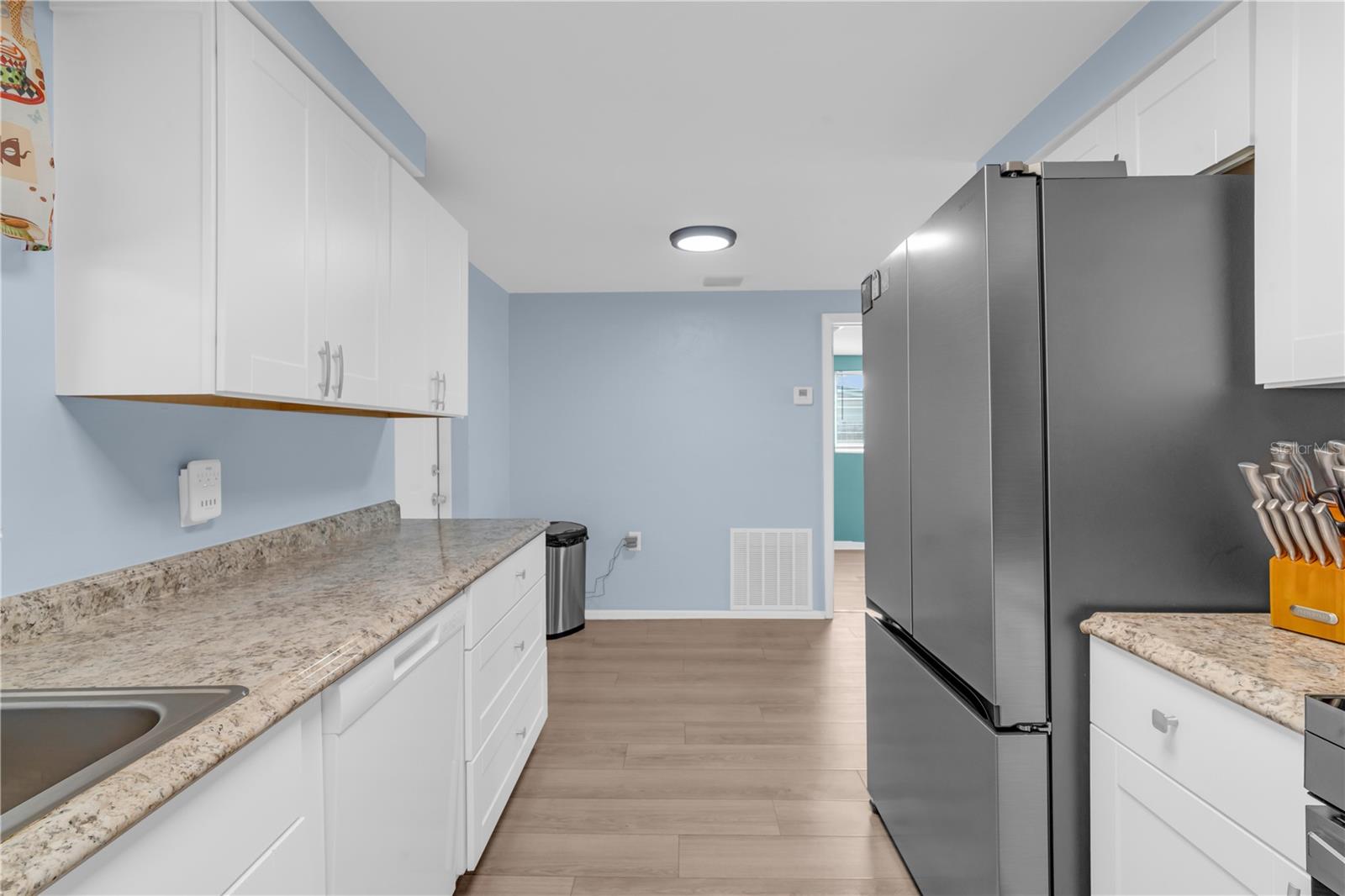 1400 JENNINGS DR — photo 2
