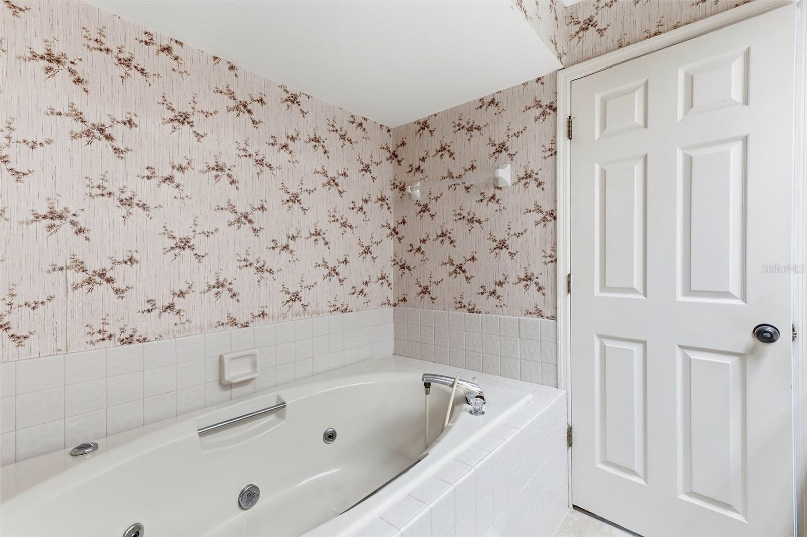 1304 TREETOP DR — photo 39