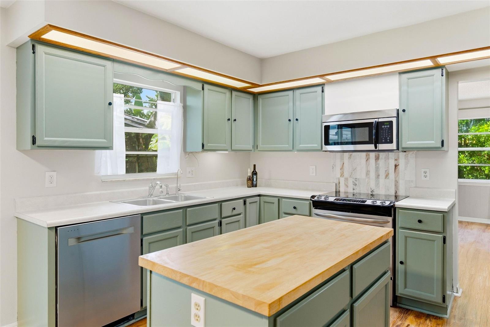 1304 TREETOP DR — photo 11