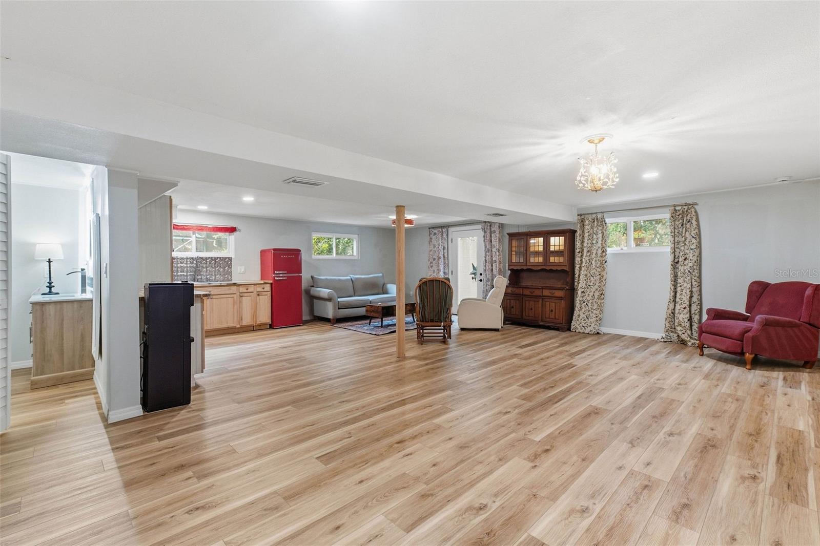 1304 TREETOP DR — photo 45