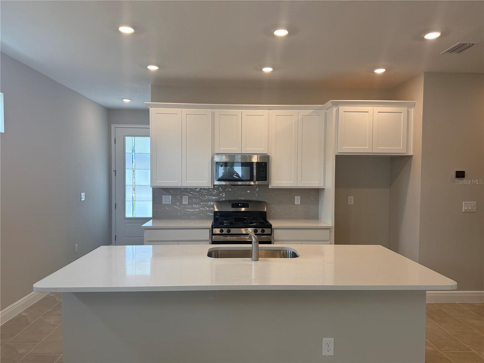 3704 NANDINA CIR — photo 2