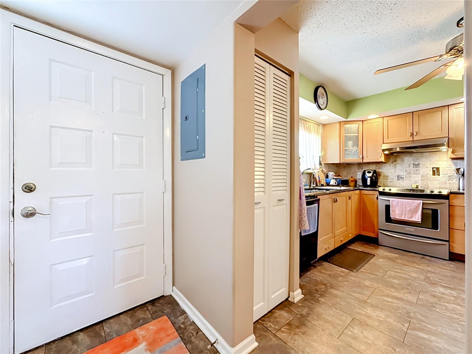 6305 NEWTOWN CIR #5B4 — photo 4