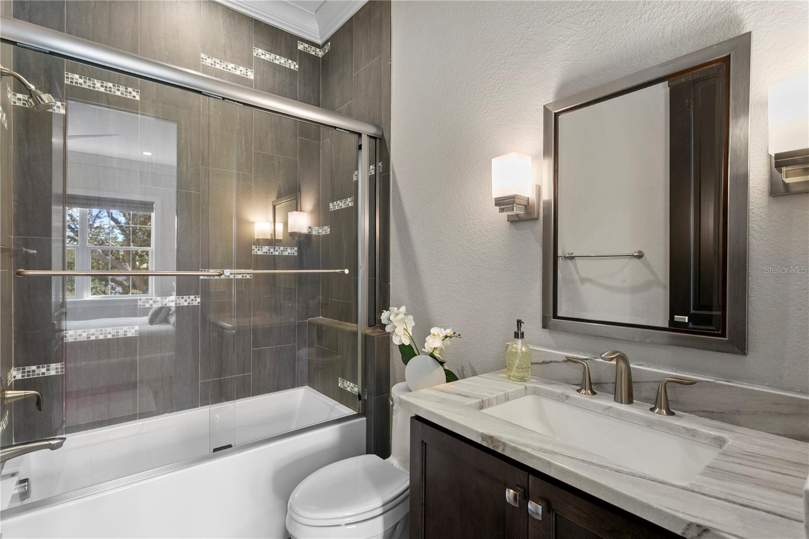524 BEACH DR NE — photo 42